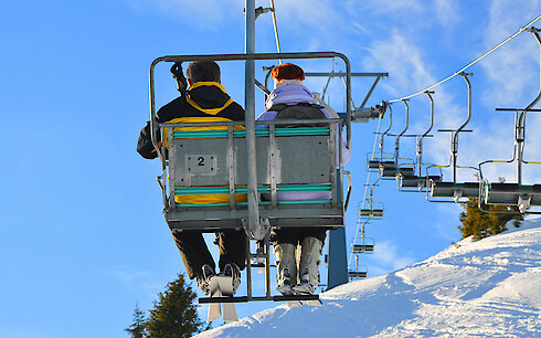 Skigebiet mit Sessellift im Bayerischen Wald